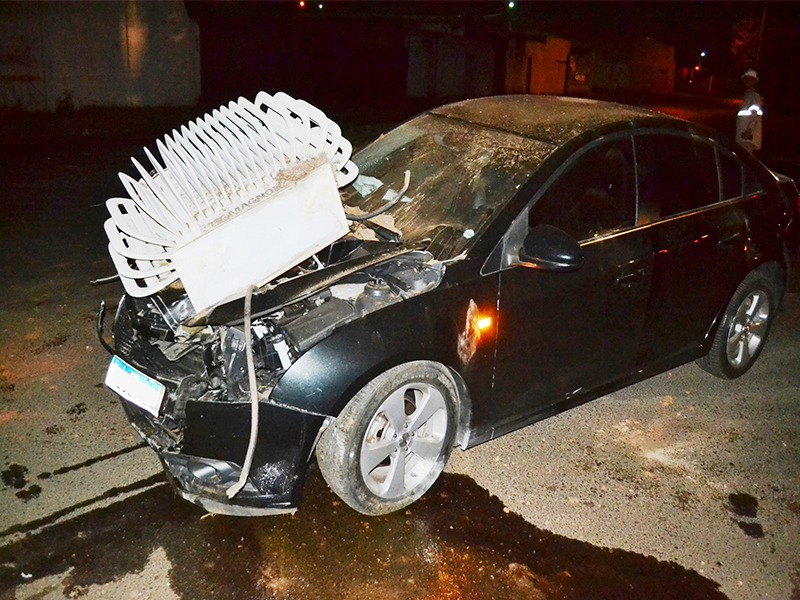 Foto 6 de 8 — Carro acerta poste e transformador despenca em cima do veículo; veja as fotos